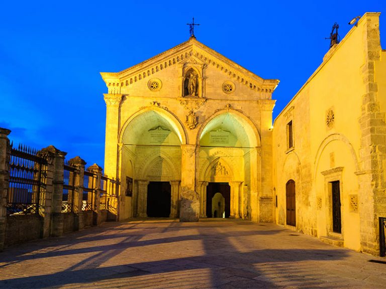 San Michele Arcangelo Sul Gargano Monte Sant'Angelo e il Santuario di San Michele, nel Gargano - Appulia