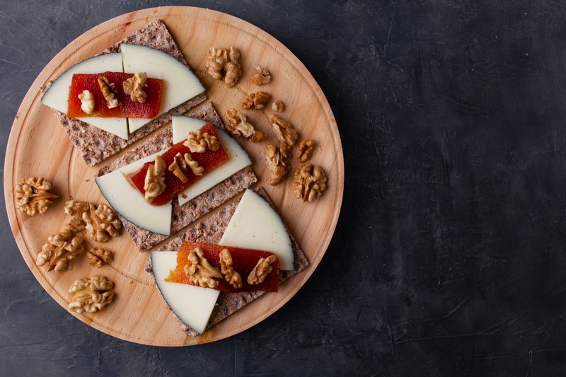cotognata leccese con formaggio, pane e noci